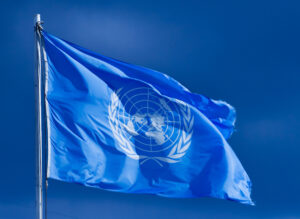 Man sieht die blaue Flagge der UNO.
