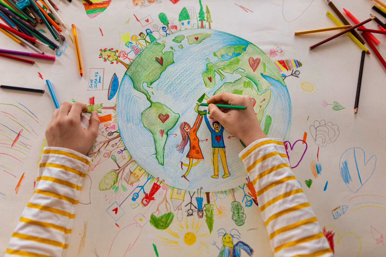Ein Kind malt ein Bild von der Welt. Auch Kunst und Kultur zählen zur Bildung und tragen zu einer hohen Bildungsqualität bei.