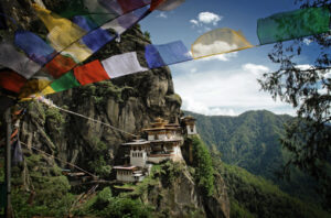 Essen weltweit: Was isst eine Familie in Bhutan? Auf dem Bild sieht man ein Kloster in der Bergen von Taktshang.