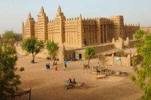 Essen weltweit: Was isst eine Familie in Mali? Auf dem Bild sieht man die Große Moschee von Djenne in der Nähe von Timbuktu.