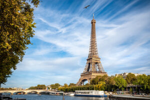 Essen weltweit: Was isst eine Familie in Frankreich? Auf dem Bild sieht man den Eifelturm und die Seine.