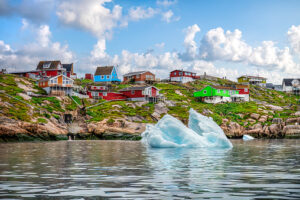 Essen weltweit: Was isst eine Familie in Grönland? Auf dem Bild sieht man den Ort Ilulissat vom Meer aus fotografiert.